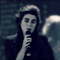 Laura Branigan při zpívání písničky Shattered glass v roce 1987.