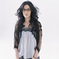 angela-aki-295811-w200.jpg