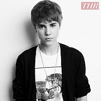 Tady Justin nevypadá už jako malý dítě jako před rokem a něco ale už jako nádhernej vyspělej chlap :D je to sexouš miluju ho!!! :*** :)  