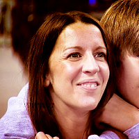 nádherná fotka, jak Justin objímá svou maminku <33