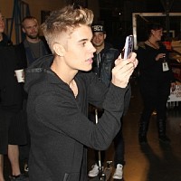 Kdyby Justin chtěl si vyfotit všechny fanynky tak by se mu tam nevešly 