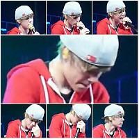 Justin plakal při koncertě, když zpíval písničku 