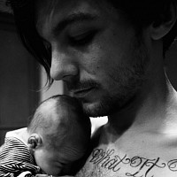 Louis a jeho syn Freddie to je sladká fotka uplně nádherná <333333 ☺☺:) :) *-*