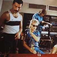 ve studiu, při nahrávání písně One Vision (1985)