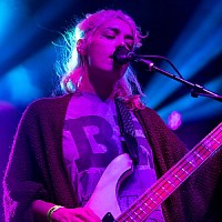 Jenny Lee hrající na bass kytaru na UTOPiAfest ve městě Utopia, Texas, USA, 13. září 2014